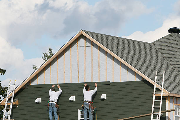 Professional Siding Installation technician working in New London, NC